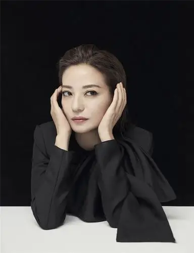 赵薇登时尚杂志封面 简约质感优雅至极