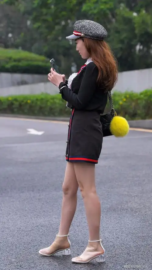 冬天适合穿短靴,美女选择pvc透明短靴,不仅保暖还增添潮人味道_手机搜