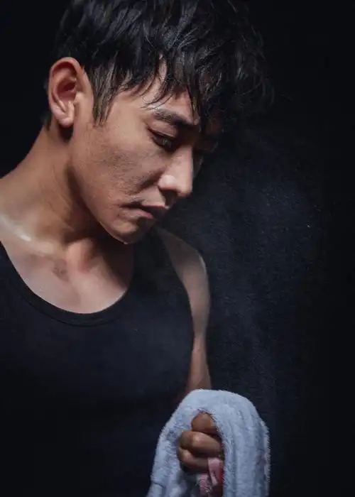 罗晋穿背心打拳秀肌肉 满屏的硬汉荷尔蒙气息