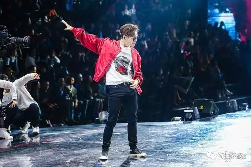 带回时装周质感的街拍 & 今天见到了叔的女神何穗,你们的老公张艺兴