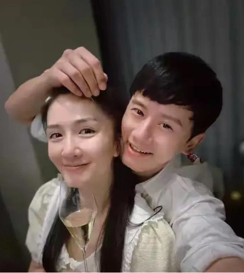 谢娜昨天在社交媒体上发布了一条动态,讲述她参加了双胞胎女儿跳跳和