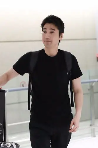 赵又廷穿黑色t恤搭配黑色短裤现身机场,笑容灿烂帅气十足!