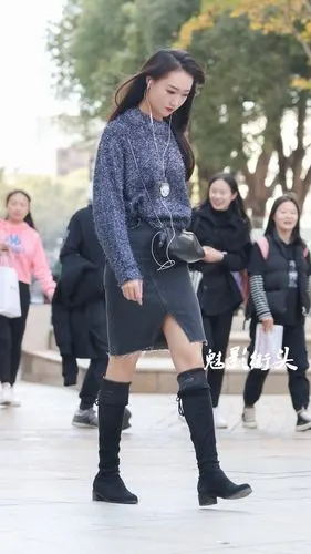 街拍开叉牛仔裙搭长筒靴子双腿修长曲线美满满的御姐气息