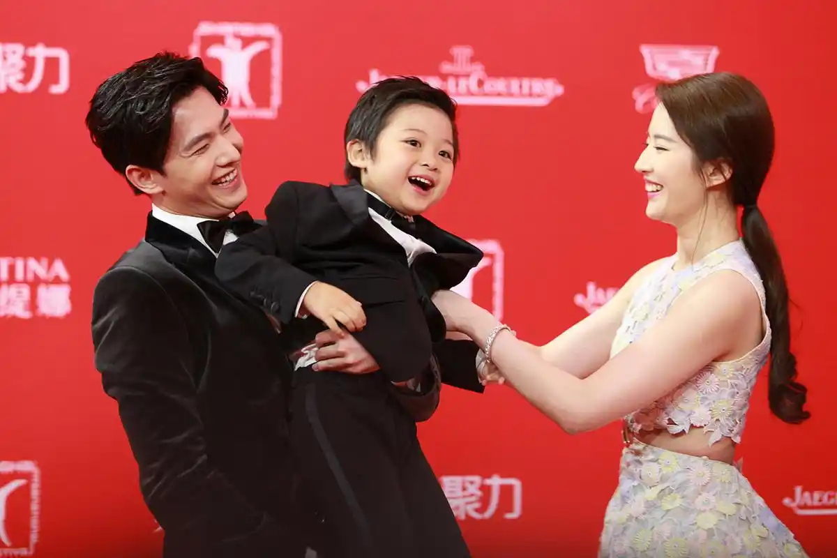 这"一家三口",颜值都爆表了吧[左捂脸]!可惜只是演戏[左捂脸]!