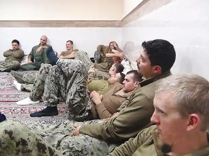 伊朗扣美两舰艇及10名士兵