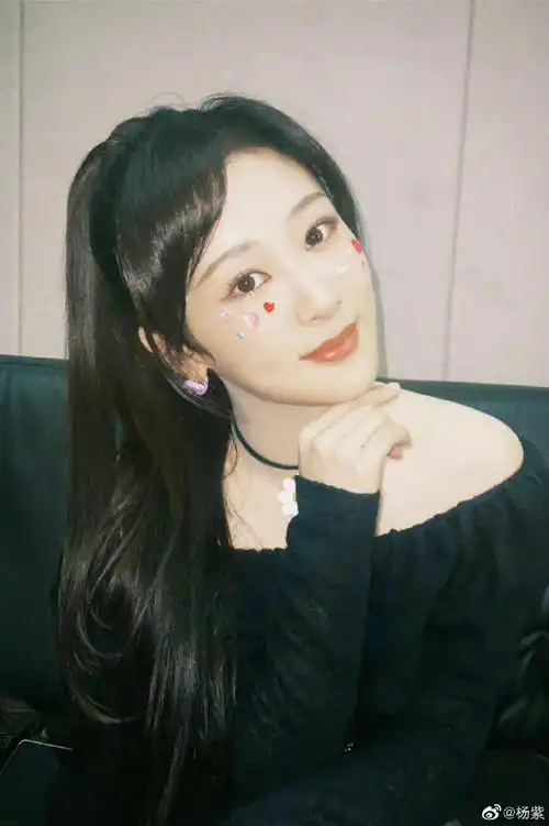 杨紫晒嘟嘴自拍