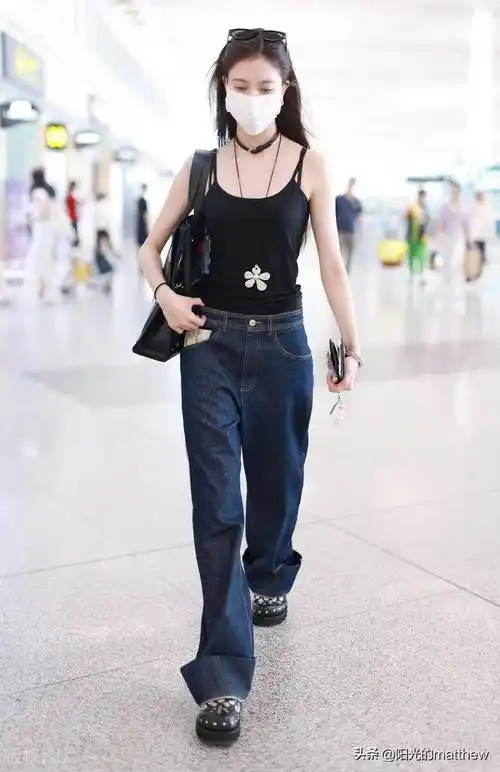 宋妍霏街拍:纯色背心搭配牛仔裤简洁时尚_机场_北京