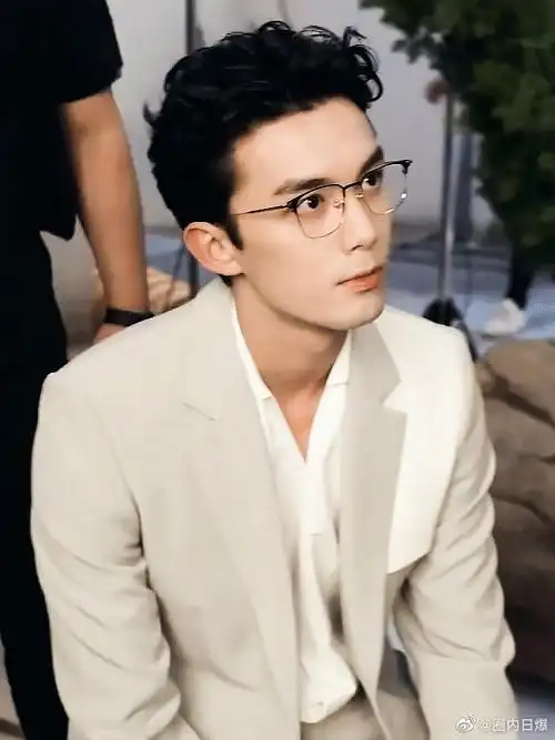 是什么风格都能hold住磊磊呀～可以眼镜半永久吗~ 成熟又稳重的男人只