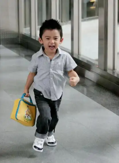 14岁的谢振轩长得越来越像爸爸谢霆锋与弟弟可继承10亿家产