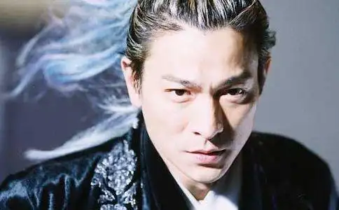 剧中男明星的白发造型,李晨最搞笑,刘德华最有魅力,而他最帅气