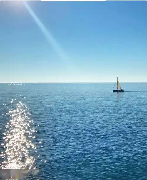 阳光,大海,还有帆船_海面_金色_扬帆