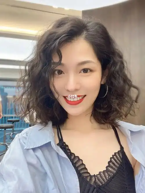 好看的齐肩卷发羊毛卷