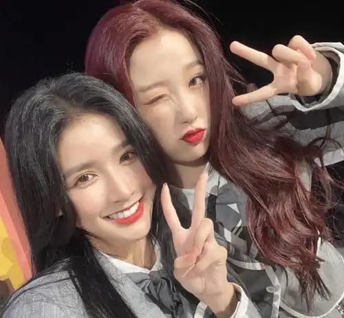 原创蔡卓宜参加非日常派对晒婧妹们合照太有回忆了