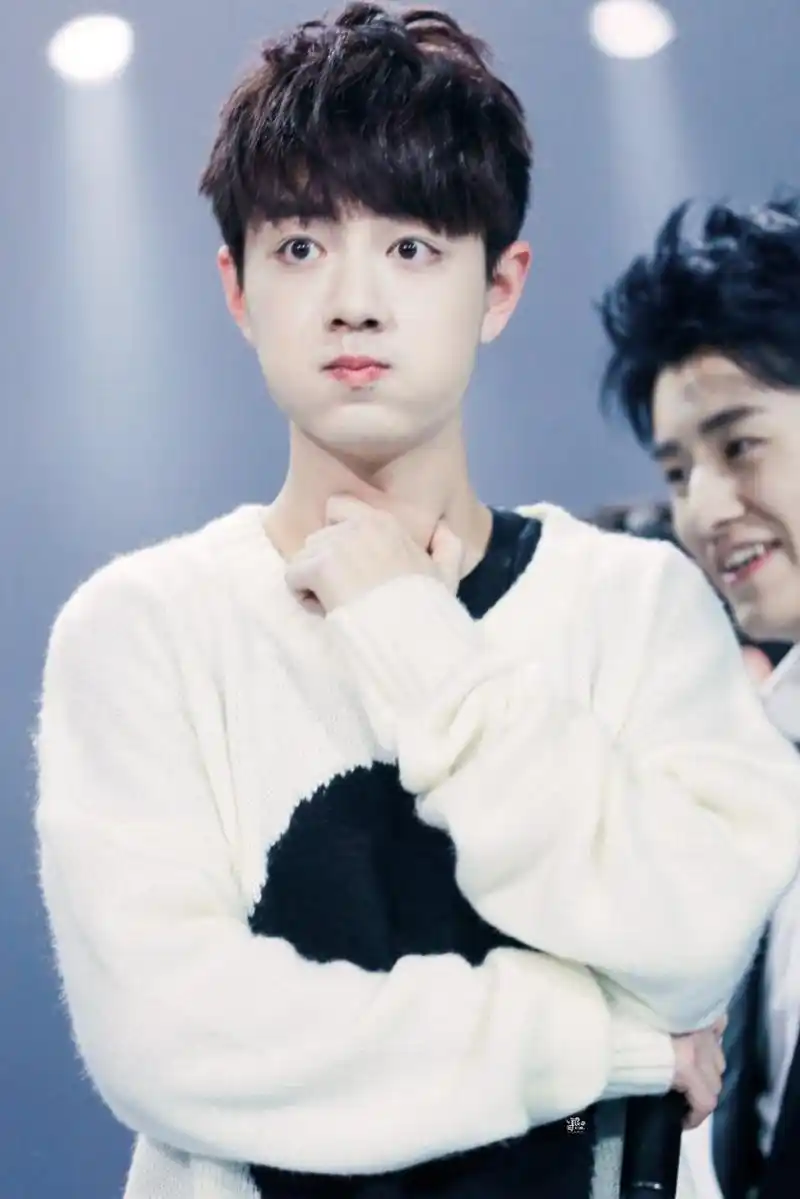 嘟嘟嘴的肖战敲可爱!