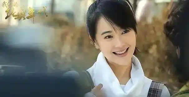 左小青黑色蕾丝裙(45岁左小青浓妆艳抹穿黑色高开叉礼服搔首弄姿)(4)