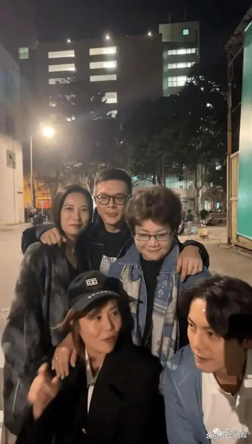 陈伟霆一家:哥哥帅似黄日华,姐姐酷似刘嘉玲,一家超上镜