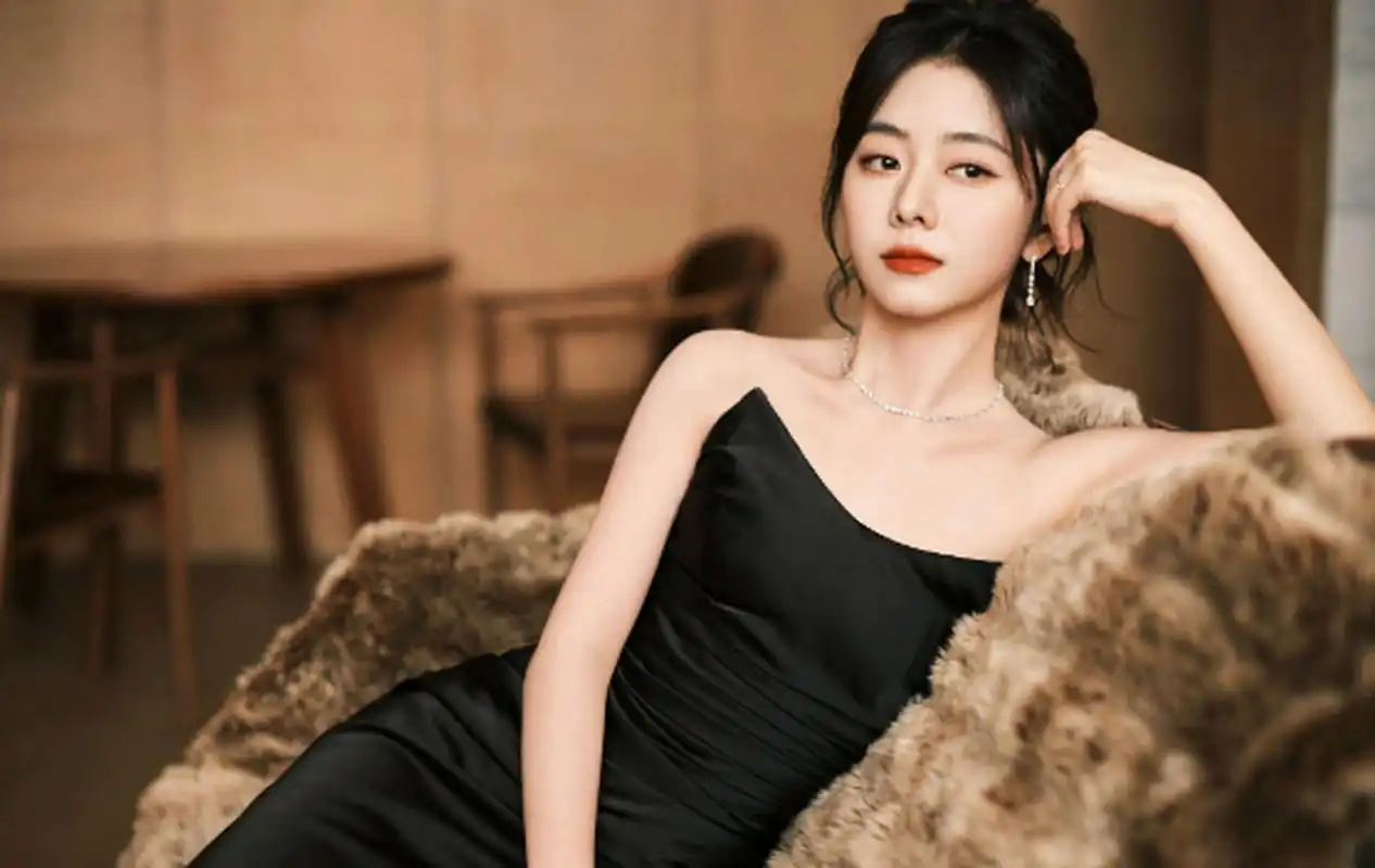 谭松韵身穿黑色缎面礼服露香肩美腿,肤白貌美红唇性感,笑容甜美可爱