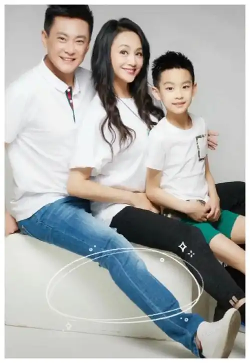 曹颖晒全家福,儿子酷帅十足,辟谣女儿传闻并拒绝再生