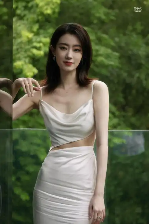 张小斐资生堂品牌时光琉璃大使##张小斐白色露背长裙