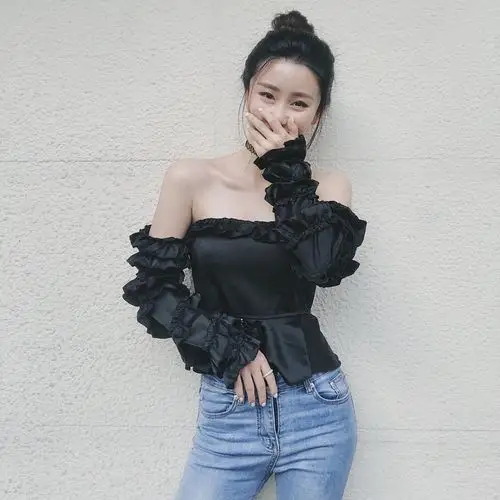 共116 件荷叶边一字领小性感露肩上衣相关商品