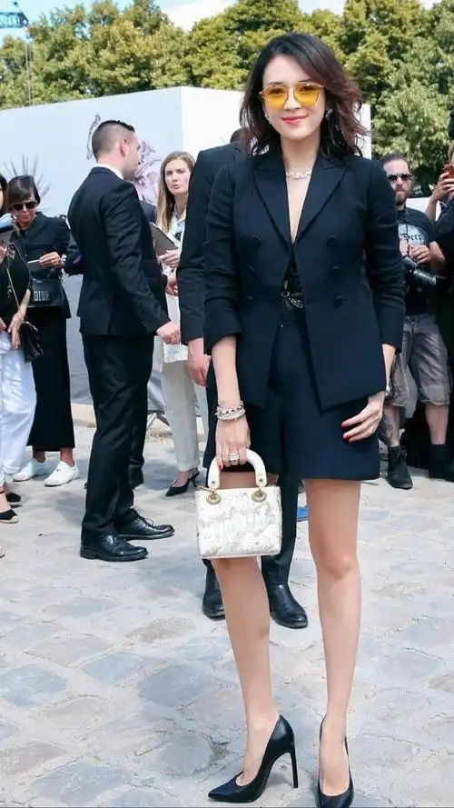 章子怡的美有种咄咄逼人的气质,黑西装配短裤飒爽干练,霸气时髦