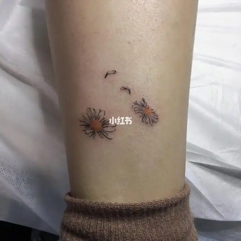 清新脱俗的小雏菊 哈尔滨纹身 小雏菊纹身 易烊千玺画的笑脸_彩妆_美