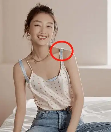 女明星代言内衣吊带总下滑怎么办看看周冬雨的小动作解放双手