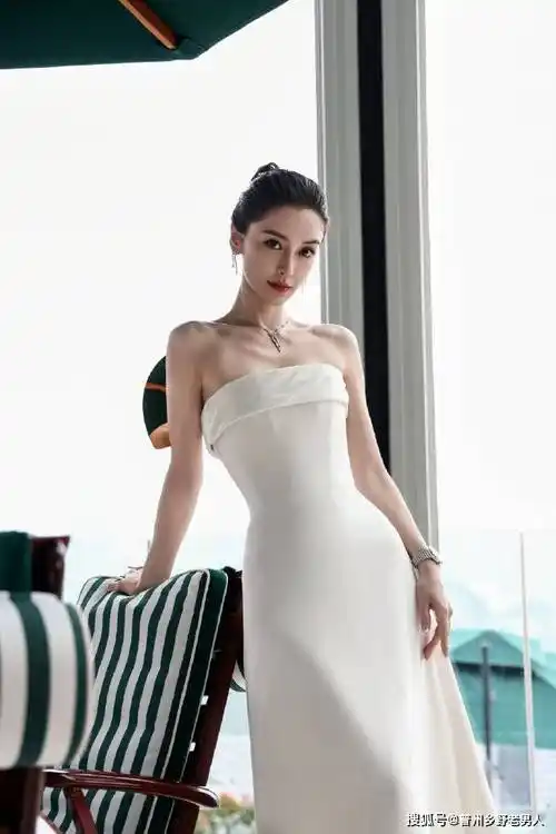 照片中的杨颖,身着设计感十足的白色礼服,低胸设计展现出她傲人的事业