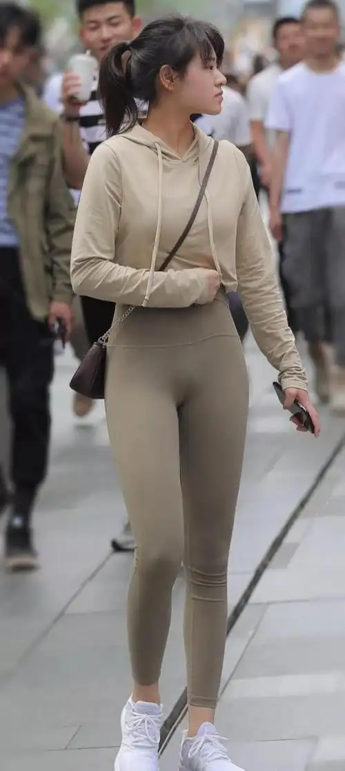 穿瑜伽裤紧身裤的女生,基本上身材都差不了,曲线美感展示很到位