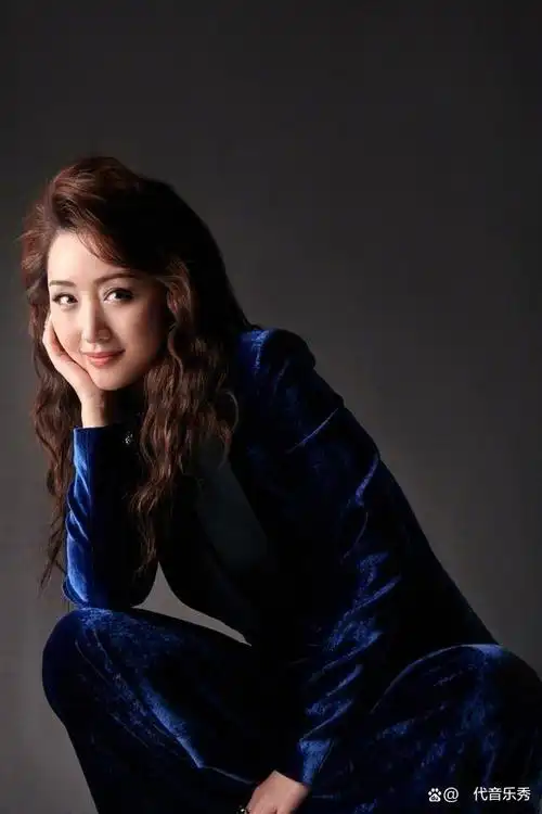 而在这些熟悉的面孔当中,有一位一直备受观众喜爱的歌手,她就是杨钰莹