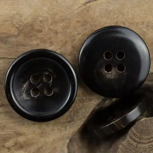 亮面天然黑色四眼细边轻薄春夏便西西服装外套真牛角纽扣