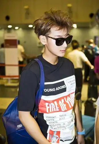 黄子韬启程巴黎男装周酷黑造型亮相机场上演侧颜杀