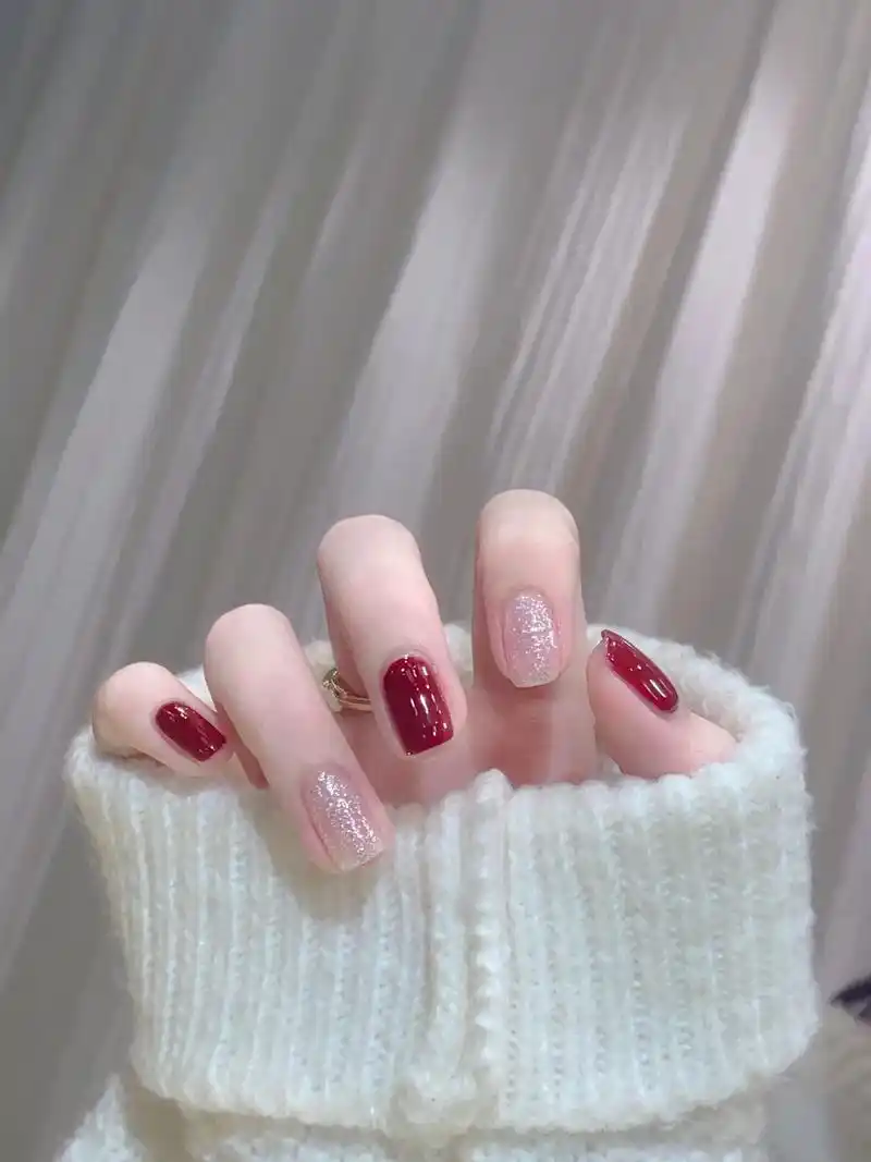 酒红亮片跳色美甲|秋冬显白色97.94红色真的是太衬肤色啦  - 抖音