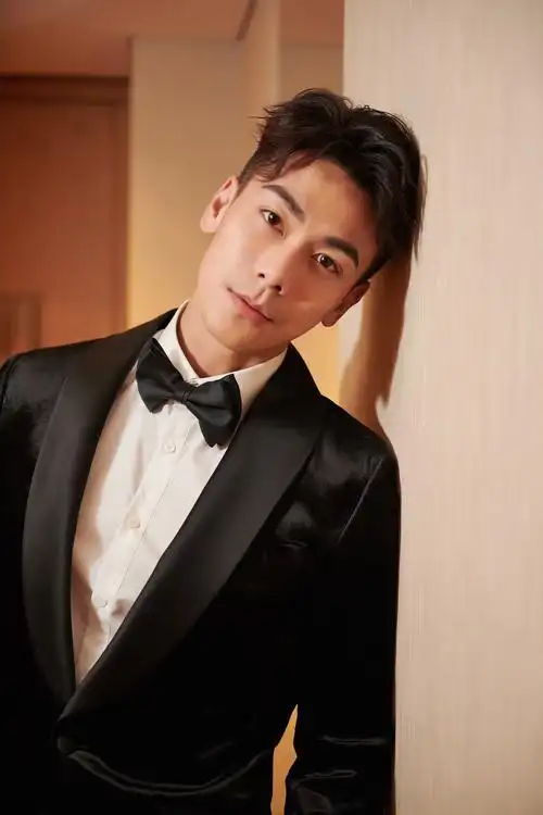 戴向宇时尚写真曝光 气质温暖儒雅变绅士