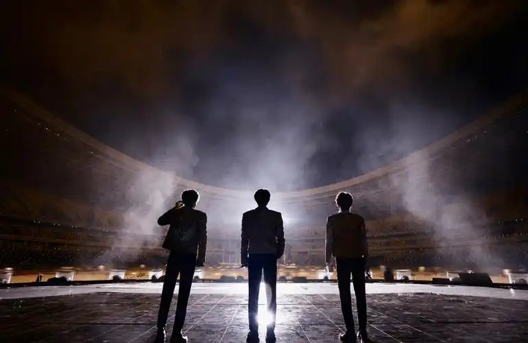 会背影照,王俊凯王源易烊千玺4个字转发,谁看哭了_年之约_问题_陈奕迅