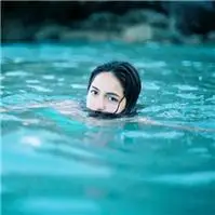 水里游泳头像女唯美好看的在水里面游泳女生头像