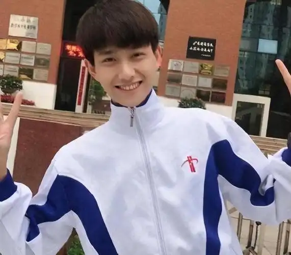 现在的小学生都这样了身高颜值让人感慨校服也难掩其帅气形象