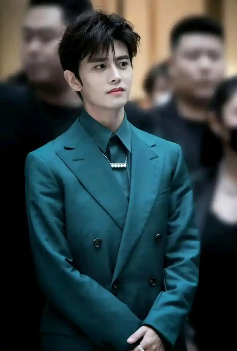 照片中,任嘉伦身穿墨绿色的西装,搭配珍珠珠宝,又酷又飒,他的外形