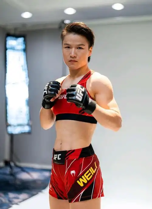 如今格斗圈最火的新闻莫过于张伟丽在ufc281比赛中地面降伏卡拉重夺