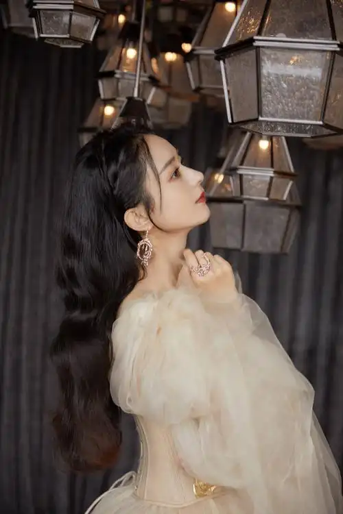 赵丽颖身穿郭培高定礼服参加芭莎活动