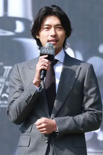 玄彬现身新品发布会 西装革履展巨星风采