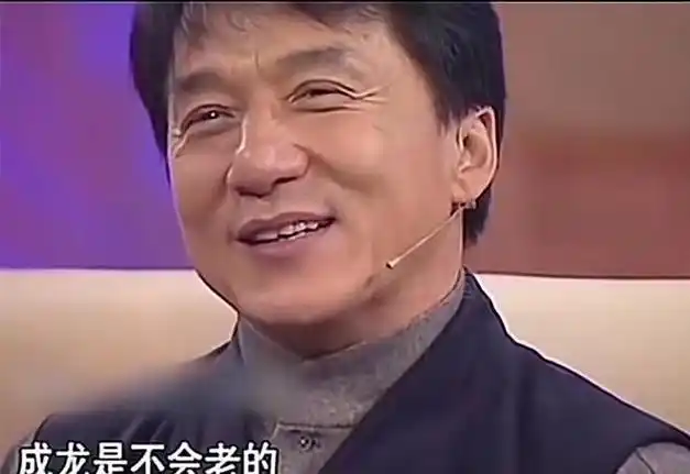 70岁成龙近照曝光参加活动头发花白尽显老态网友评论令人泪目