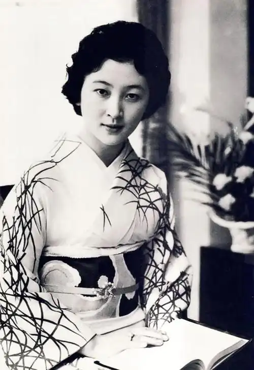 美智子的和服照,年轻时的美智子气质优雅,难怪明仁天皇如此着迷了.