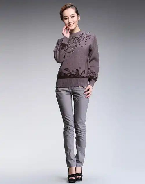 灰咖啡色复古织花长袖针织衫