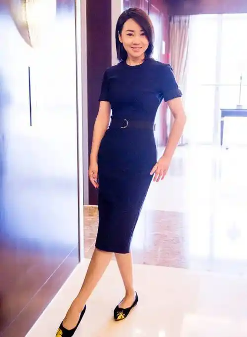 终于明白为什么女人老了喜欢剪短发,确实显年轻|发型|短发|闫妮_新浪