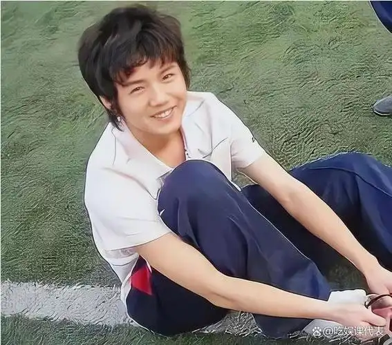 他的家庭教育严谨,从小学,初中到高中,鹿晗就读于北京市育英学校,师达