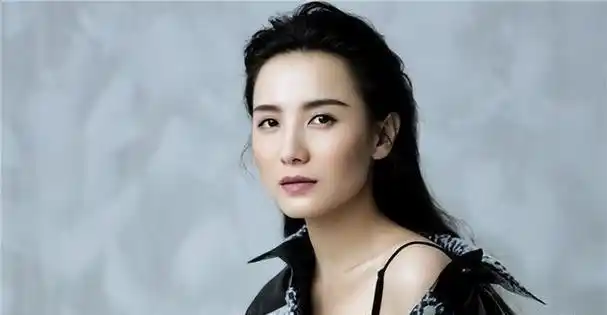 事实证明43岁的宋佳已经走上了一条康庄大道