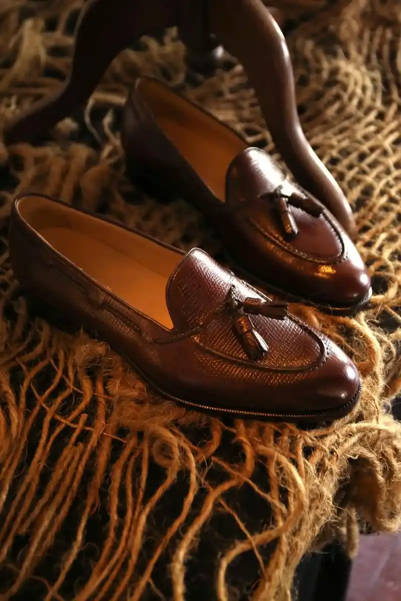 badia仿沉船皮流苏乐福.深棕色仿沉船皮的设计为这双鞋增添 - 抖音