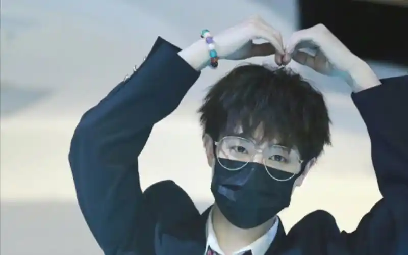 【倒霉死勒】谁不想要一个可可爱爱又会对你比心的学长呢