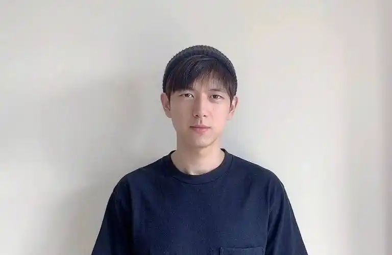 李现宅家任凭胡子"疯长",晒素颜照营业,刮掉胡子清新帅气_卫衣_造型_